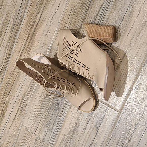 Restricted Women's Shoes Size 8 - Picture 1 of 4